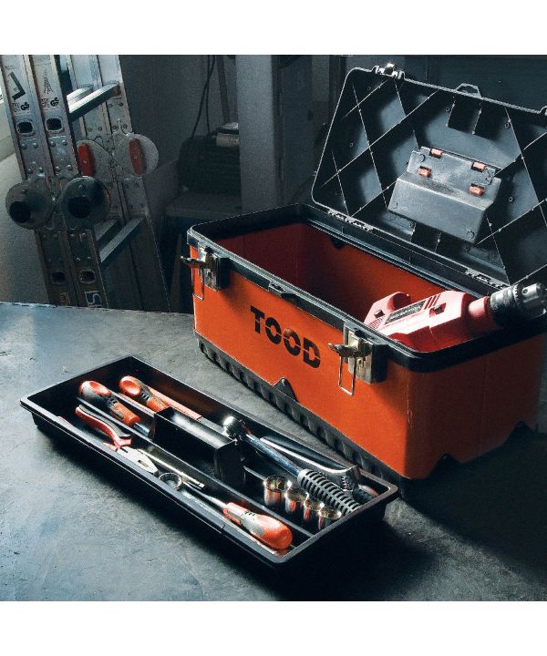Boîte à outils, casiers à vis et tréteaux